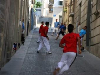 Moment d'una partida jugada al carrer Abat Nàjera. B. VIDAL