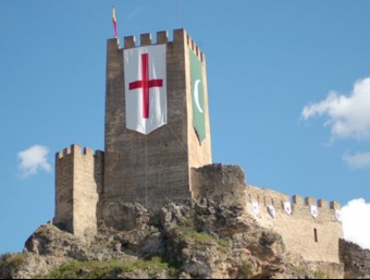 Ornamentació del castell de Banyeres amb motiu de les festes patronals a St. Jordi.