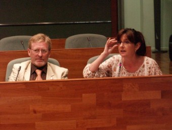 Vicent Beguer i Maria Herrada al plenari municipal. ESCORCOLL