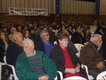 Els socis escoltant les explicacions dels autors del pla de viabilitat, durant l'assemblea d'ahir al vespre. L.M