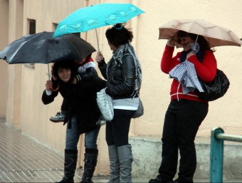 La pluja i el vent ha assotat aquest dimecres al migdia la població de Valls ACN
