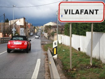 La carretera N-260 travessa tot el terme municipal de Vilafant i hi ha trams sense vorera. JOAN SABATER