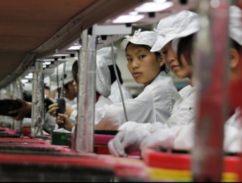 Una cadena de treballadors a la fàbrica de Foxconn a Shenzhen, la Xina  ACN