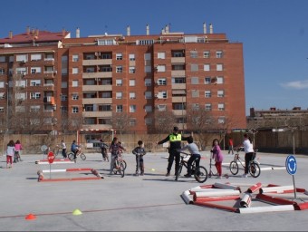 L'alumnat participa de bon grat al circuit d'educació vial. C. GÓMEZ