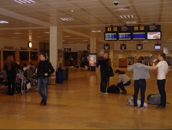 La terminal de l'aeroport de Girona, on, al fons, hi havia el punt d'assistència mèdica. O.M