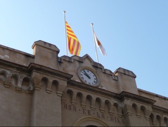 Façana de l'edifici de l'Ajuntament de Vilassar de Dalt on al punt més alt hi onegen la senyera i la bandera del municipi. T.M