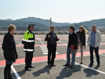 L'alcalde, Joan Castaño, visitant l'aparcament amb els comerciants