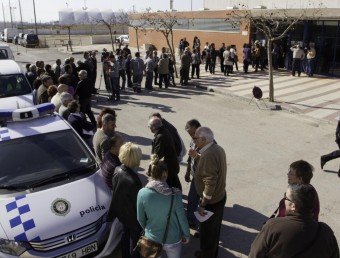 Els socis de la cooperativa van fer cua durant prop d'un hora per acreditar-se i accedir al pavelló, on es va fer l'assemblea. JOSÉ CARLOS LEÓN