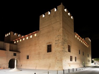 Exterior il·luminat del Castell d'Alaquàs. EL PUNT AVUI
