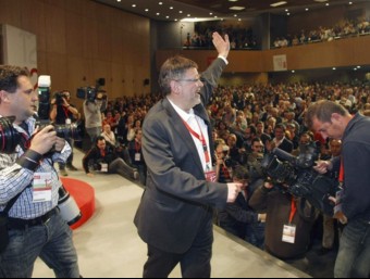 Ximo Puig saluda el plenari del 12è Congrés després de conèixer els resultats. EFE/MORELL