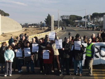 Manifestació l'any 2010, a la cruïlla de Caldes de Malavella per exigir la represa de les obres de l'N-II. EDDY KELELE