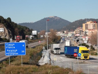 La NII a la Jonquera , a tocar de l'autopista AP-7 JOAN SABATER