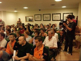 Públic assistent a un plenari polèmic realitzat a l'Ajuntament. ESCORCOLL