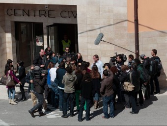 L'alcalde de Rasquera, envoltat de mitjans de comunicació a la porta del centre cívic JOSÉ CARLOS LEÓN