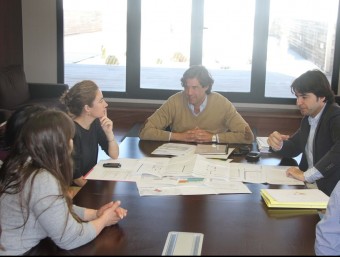 L'alcalde de Paterna explica els projectes a una representació de l'AMPA del Sanchis Guarner. B. MIRALLES