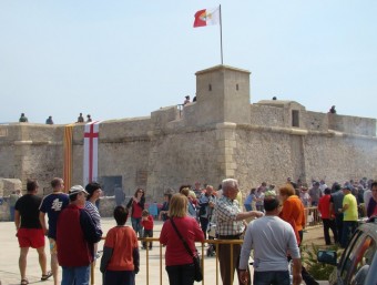 La diada reuneix un bon nombre de caleros vora el castell.  AJ. AMETLLA DE MAR