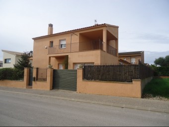 El domicili està situat al número 5 del carrer Aragó de la urbanització Peralada Residencial. G. PLADEVEYA