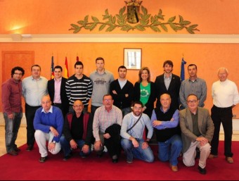 El polítics locals i la directiva del Club de Pilota de Dénia posen amb els campions del Circuit Bancaixa una vegada conclós l'homenatge. FREDIESPORT