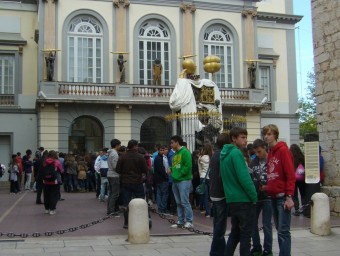 Un grup de visitants ahir davant del Museu Dalí. M.V