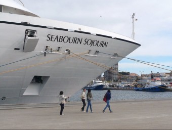 El creuer Seabourn Soujourn, en una escala recent al port de Palamós EL PUNT AVUI