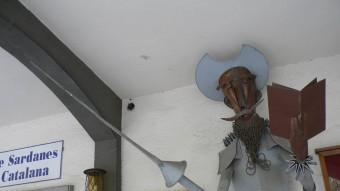 Figura de'l Quixot a l'entrada de la societat Erato a la plaça Triangular. PAU LANAO