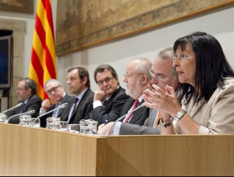 El president de la Generalitat, Artur Mas, al mig; el del Barça, Sandro Rosell, a l'esquerra; i la directora general adjunta de la Fundació La Caixa, Elisa Durán, en primer terme; amb els presidents de les diputacions en la presentació de FutbolNet i dalt també amb els alcaldes. R. MORENO / EL 9