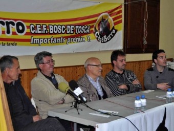 Un moment de la presentació del Cagaburro, amb el propietari dels animals, Lluís Vila; el president del club, Enric Rodà, l'alcalde, i Albert Danés. J.C