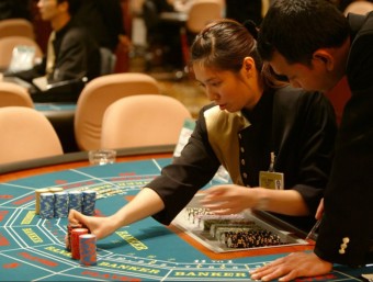 Crupiers en el casino del complex que Las Vegas Sand Corp. té a Macau  REUTERS