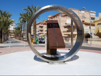 Monument al rellotge de sol a l'avinguda de la Marina. EL PUNT AVUI