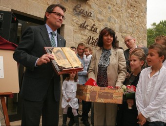 El president Mas , ahir a la tarda, rebent un obsequi dels nens del casalet, després de la inauguració del nou ajuntament de Sant Martí de Llémana MANEL LLADÓ