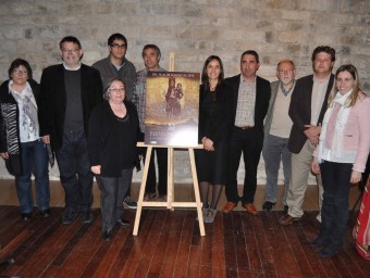 Corporació municipal i l'artista Pilar Dolz, amb el cartell del 53 Sexenni. EL PUNT AVUI