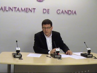 Facund Puig en conferència de premsa a la sala municipal. EL PUNT AVUI