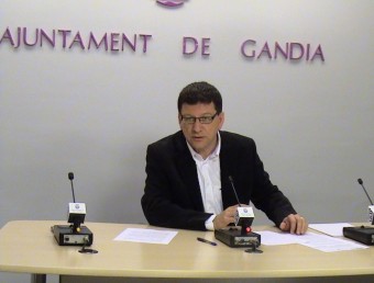 Facund Puig en conferència de premsa a la sala municipal. EL PUNT AVUI