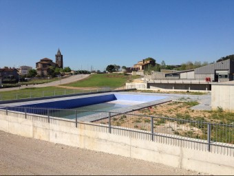 La nova piscina municipal en primer terme, al costat del pavelló polivalent J.N