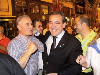 L'alcalde Torró saluda l'amic seu Montserrat a un acte públic. CEDIDA