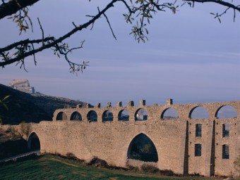 Portalada i aqüeducte recuperat a Morella. PATRONAT DE TURISME