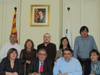 Foto oficial del pacte de govern signat el maig del 2012 entre Gent de Teià i CiU. ARXIU
