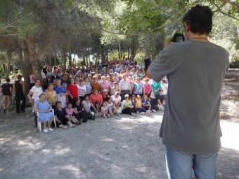 Un professor realitza la fotografia del grup dels assistents. ESCORCOLL