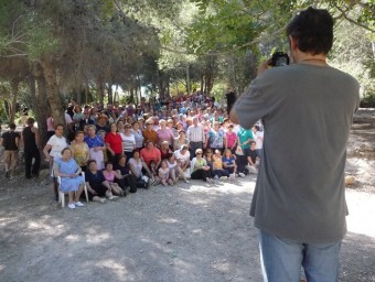 Un mestre fotografia el grup de persones que van participar en la darrera Festa de la Primavera organitzada pel Centre. ESCORCOLL