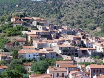 El poble de Rià, dominat per les restes del castell d'Arrià.