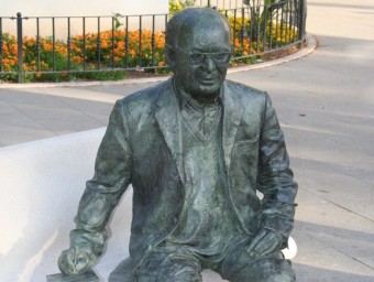 Figura d'Estellés asseguda a un banc de la plaça de l'Ajuntament de Burjassot. CEDIDA