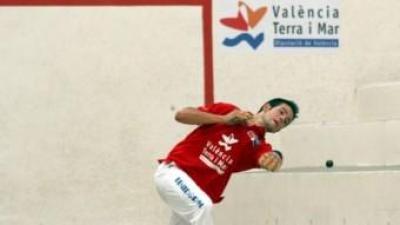 Rodrigo fa el dau durant la final de la passada Copa 2 al trinquet de Vilamarxant. FREDIESPORT
