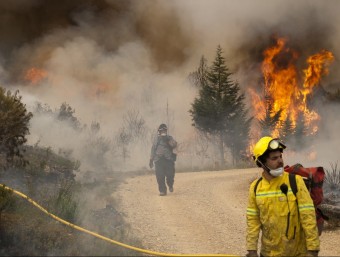 Els bombers intenten controlar un dels fronts de l'incendi de la serra de Cardó. TJERK VAN DER MEULEN