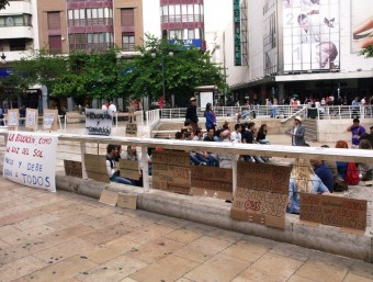 Cartells i pancartes penjats al vessant que recau sobre la Delegació del Govern. ESCORCOLL