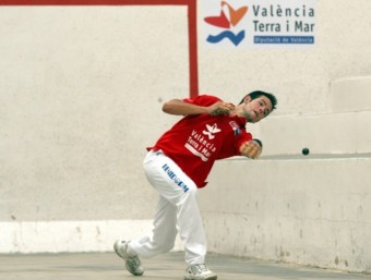 Rodrigo fa el dau durant la final de la passada Copa 2 al trinquet de Vilamarxant. FREDIESPORT