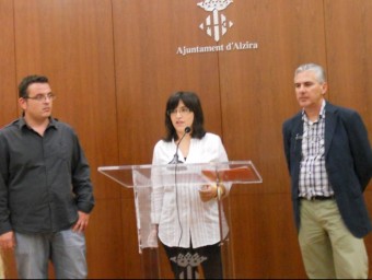Isabel Aguilar explica el recurs contra l'acord municipal entre Ivan Martínez i Carles Aranda. CEDIDA