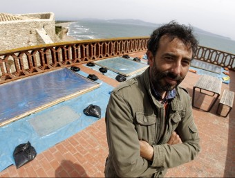 Xavier Escribà, al terrat de la Casa Forestal de Sant Martí d'Empúries, que ha convertit en el seu taller, envoltat de cel, mar i pintura LLUÍS SERRAT