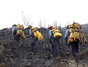 Un grup bombers puja cap al Morral de Cabra Feixet aquest dijous durant les tasques d'extinció del foc que ha assolat les Terres de l'Ebre ANC