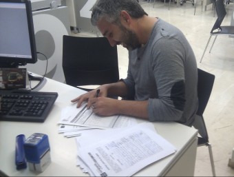 Juanma Ramón fent l'entrega per registre de les 2.315 signatures contra l'EMTRE. C. XIRIVELLA