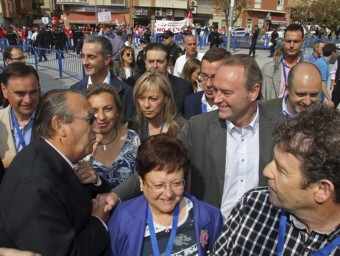 Carlos Fabra saluda Alberto Fabra a l'inici del Congrés. JOSÉ CUÉLLAR